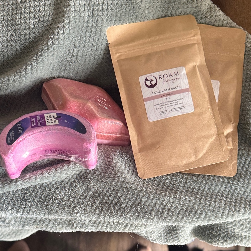 ROAM Pink and Tan Bath Accessories Set